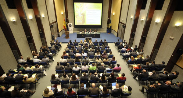 CNIS-2013-publico-de-espaldas