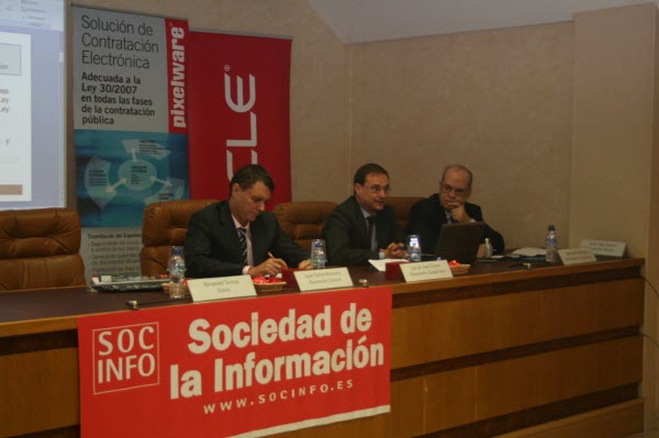Foto: De izquierda a derecha: D. Juan Carlos Manzano (Diputación de Cáceres), Luis Jesús de Juan (Diputación Ciudad Real), D. José García Méndez (Socinfo)